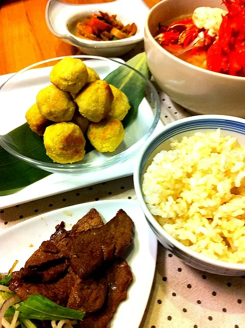 夕飯 焼物サラダ、お月見団子風レンコン団子、筍キンピラ、カニ汁、ご飯|よ〜んさん