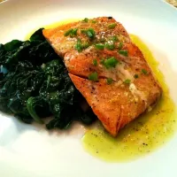 pan-seared salmon with a lemon, garlic & chive vinaigrette on a bed of sauteed spinach|Nicole Yatesさん