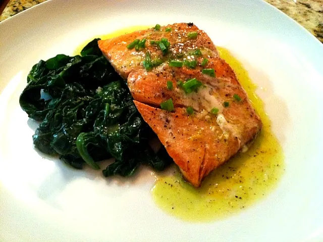 pan-seared salmon with a lemon, garlic & chive vinaigrette on a bed of sauteed spinach|Nicole Yatesさん