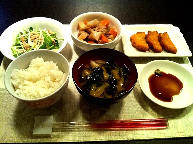 筑前煮、野菜のさつま揚げ、水菜とシーチキンのサラダ、ワカメと長ネギの味噌汁|まよさん