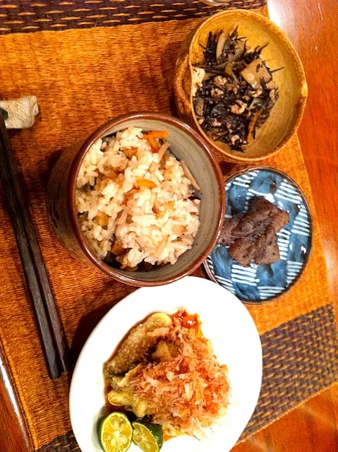 炊き込みご飯と焼きナス  炒りこんにゃくとひじきの炒め煮|富田 和枝さん