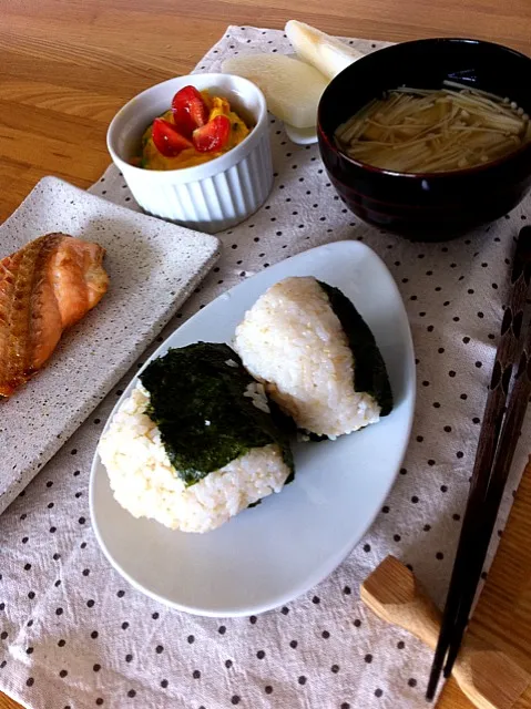 朝食 甘塩の鮭、南瓜サラダ、梨、お味噌汁、五穀米オニギリ|よ〜んさん