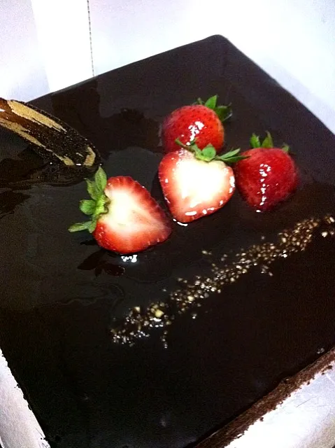 Snapdishの料理写真:Sinfully gooood chocolate truffle cake (:|meeowwmeeowwさん