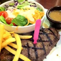 Snapdishの料理写真:Sirloin Steak|sweetvoDkaさん