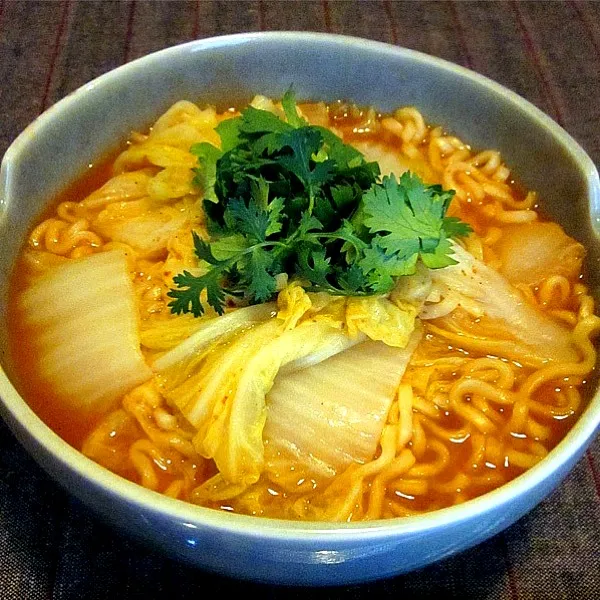 夜食   白菜とパクチーをたっぷり入れた特辣ラーメン|Keiさん