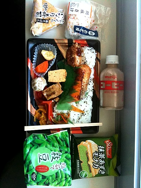 Bento, Onigiri, Edamame, Coffee & Ice Cream|farah leeさん