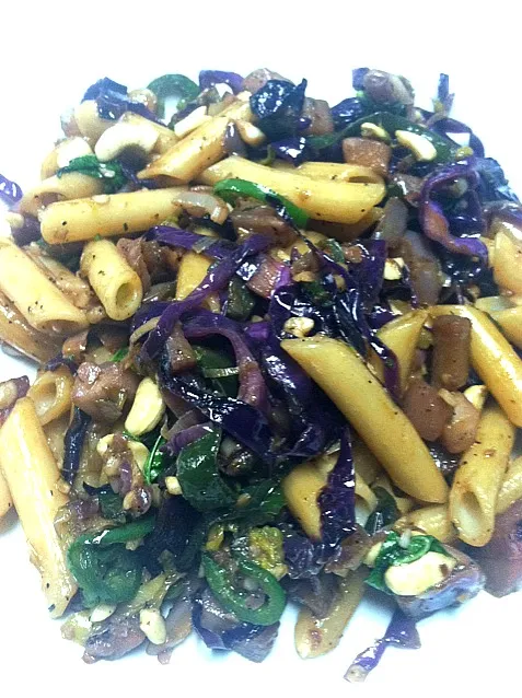 jalapeno purple bell pepper pickled red cabbage penne in a sesame chili oil butter sauce|GREG ARNOLDさん