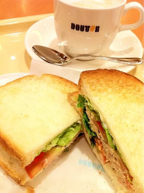 Snapdishの料理写真:エビとツナサラダのサンドとカフェラテ＠ドトール #ドトール  #doutor|Takashi H.さん