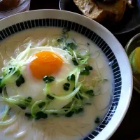 豆乳そうめん、温玉のせ|るるさん