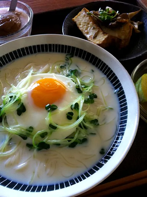 豆乳そうめん、温玉のせ|るるさん