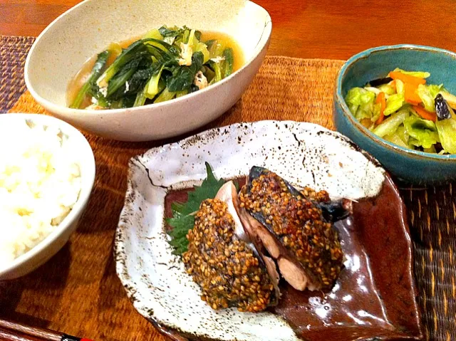 Snapdishの料理写真:鯖の胡麻味噌焼きと小松菜の炊いたん、生野菜の甘酢漬け|富田 和枝さん