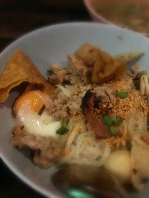 Snapdishの料理写真:ก๋วยเตี๋ยวหมูต้มยำแห้งใส่ไข่|Nungyoghurtさん