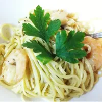 Snapdishの料理写真:linguine with prawns in a light cream sauce|Robbyさん