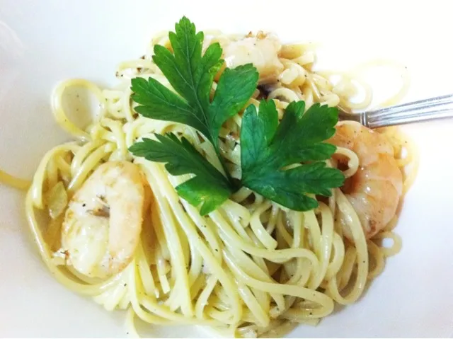 Snapdishの料理写真:linguine with prawns in a light cream sauce|Robbyさん