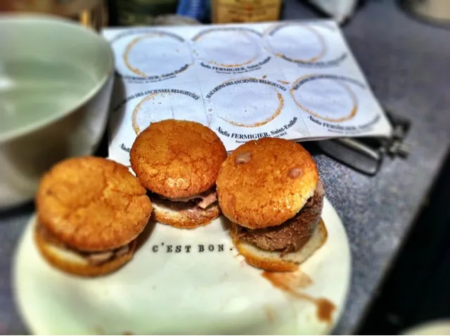 saint-émilion macaroons with haägen-dazs chocolat peanut butter swirl ice cream|mathilde goldschmidtさん