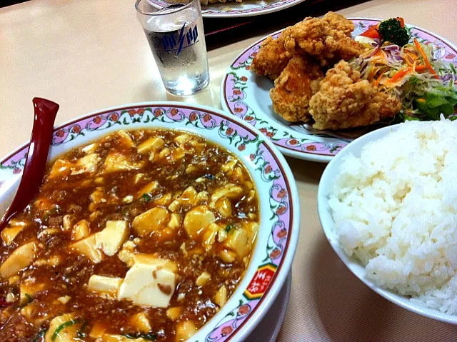 Snapdishの料理写真:鳥の唐揚げと麻婆豆腐とご飯（大）|Fumiaki Matsubaraさん