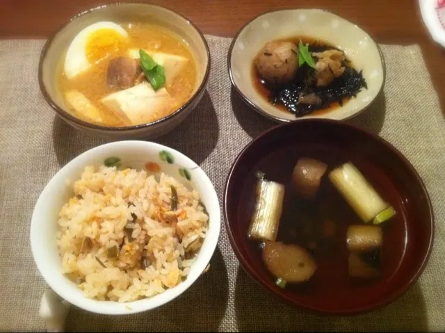 鮭ごはん、焼き麩とねぎの吸い物、豆腐と鳥肉のたまご味噌煮、さといもひじき。|aichiさん