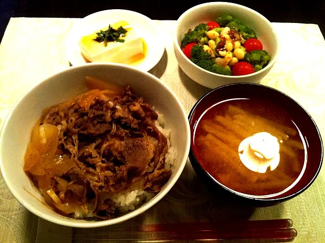 吉野家牛すき焼き丼、大根の味噌汁、大葉乗せ冷奴、ブロッコリーとトマトと大豆のサラダ|まよさん