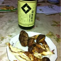 Snapdishの料理写真:焼き松茸&日本酒|大川 達之さん