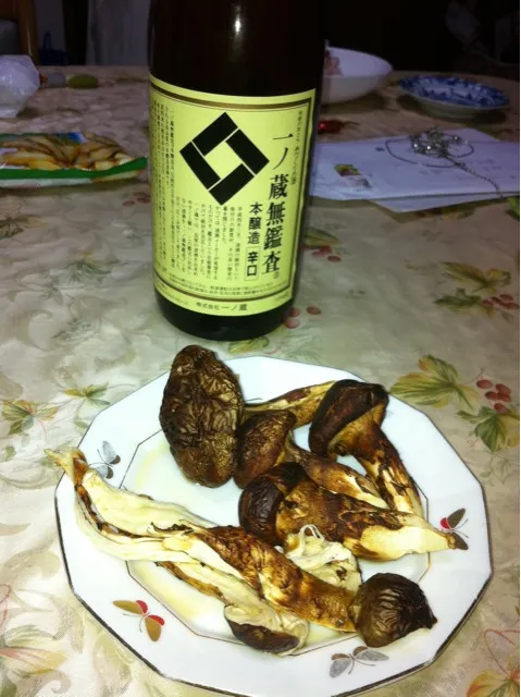 Snapdishの料理写真:焼き松茸&日本酒|大川 達之さん