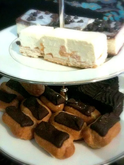 Snapdishの料理写真:cheesecakes, eclaires & brownies|farah leeさん