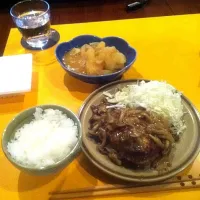 Snapdishの料理写真:きのこハンバーグと玉じゃが|さつまきのこさん