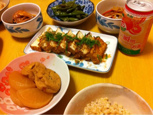 厚揚げの焼いたの、ししとう醤油炒め、きんぴらごぼう、大根とがんもどきの煮物。厚揚げとがんもが豆腐かぶり。|liccaさん