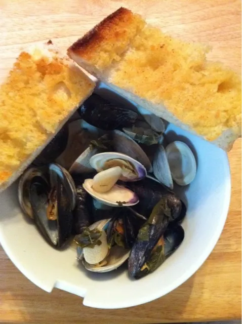 Clams & Mussels in White Wine Sauce|http://melissasmenu.wordpress.com/さん