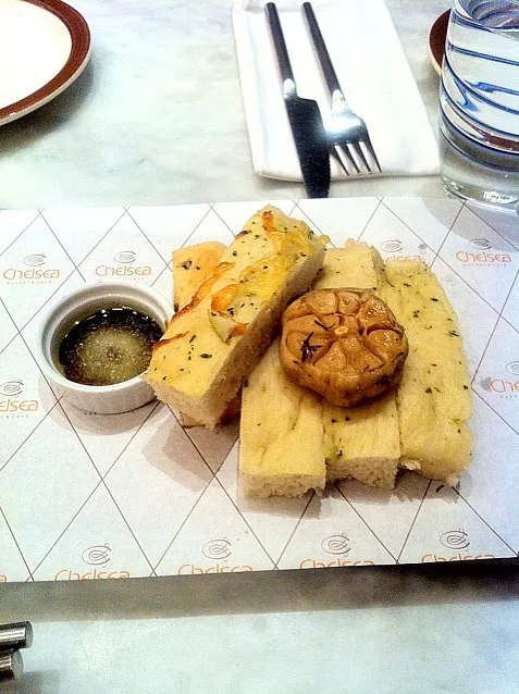 Foccacia Bread with Roasted Garlic & Vinaigrette Sauce|BTさん