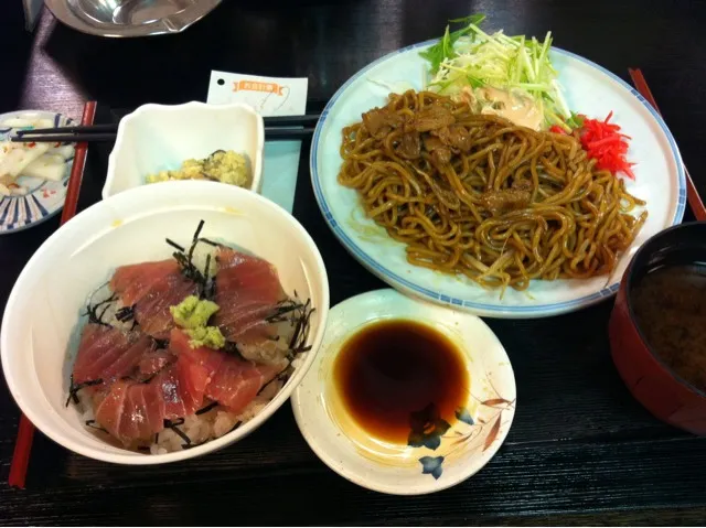 Snapdishの料理写真:本日の日替。マグロ漬丼、焼きそば、味噌汁|大石さん