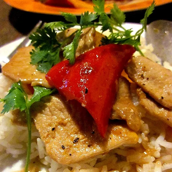 豚肉とピーマンの炒めものは、そのままご飯にのせて。  Stir-fried pork and sweet pepper on steamed rice.|Keiさん