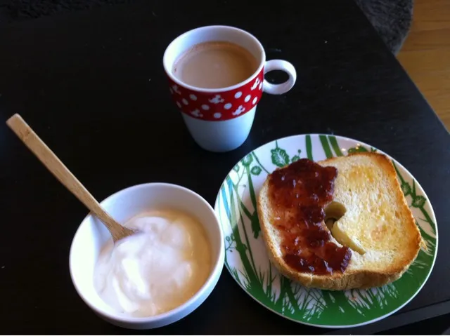 Snapdishの料理写真:朝ごはん  トースト、カフェオレ、ヨーグルト|てつこさん