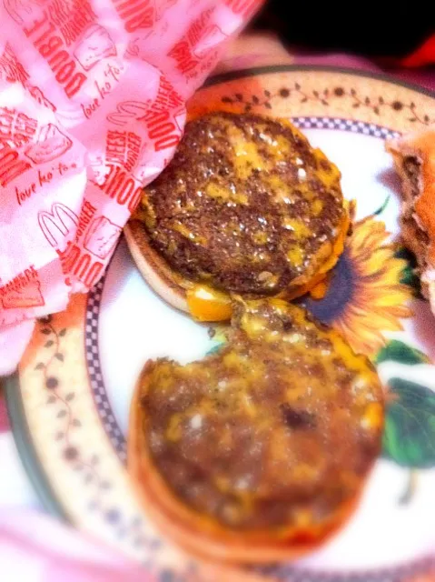 Snapdishの料理写真:doubLe chiz burg. fR miRienda|Kamekawaさん