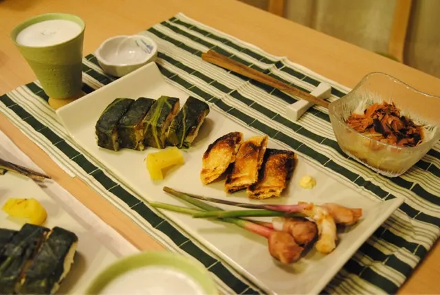 夕飯。葉しょうがの肉巻き、納豆揚げ包み焼き、焼き鯖高菜巻き寿司、玉ねぎの生節まぶし|いとなみさん