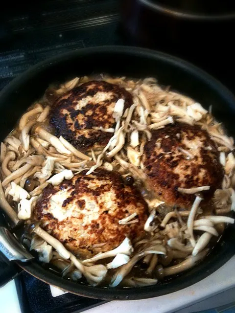 ハンバーグに焼き目をつけたら、茸と一緒に水を加えて蒸し焼きにします。ハンバーグはふっくら仕上がり、茸は肉の旨味を吸って、ダブルに旨し(^｡^)|matsuo34さん