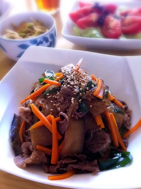 ありあわせ野菜と春雨と牛肉の韓国風炒め丼、豆もやしのナムル、サラダ。|liccaさん