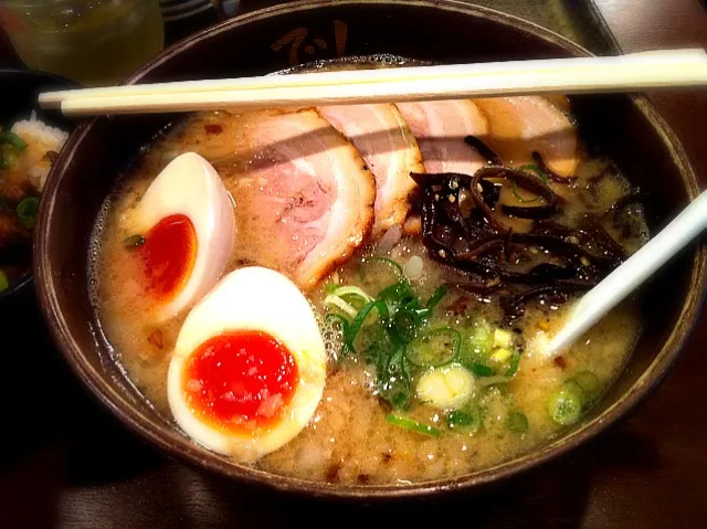 そして醤油豚骨ラーメン。他に塩と醤油、つけ麺があります。渡し箸すんなって怒られそうな写真だな…|Toimanさん