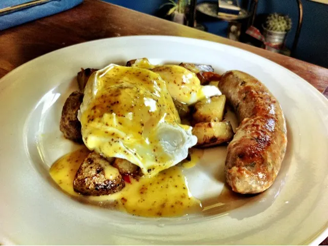 poached eggs, mustard hollandaise, seared potatoes, gorilla meats sausage, kaung pao peppers, garlic & herbs|mathilde goldschmidtさん