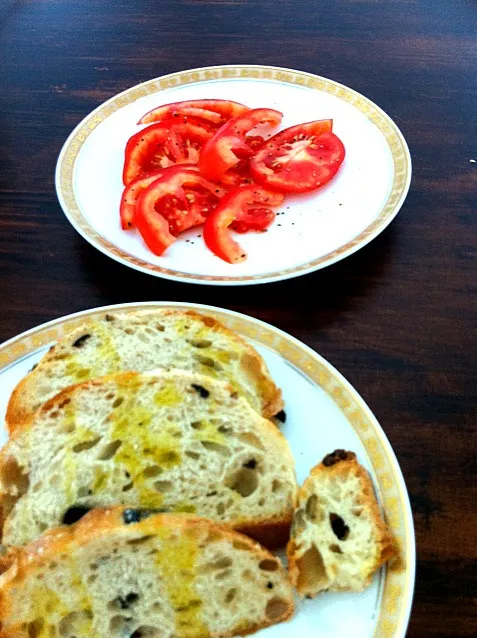 Snapdishの料理写真:farmers market olive bread and tomatoes|lauren shannonさん