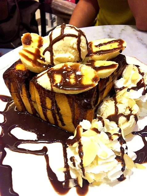 Honey Toast with Banana and Chocolate Sauce|Chompoo Arunprasertkulさん