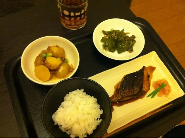 Snapdishの料理写真:今日のごはん  ぶりの照り焼き、ピーマンじゃこ炒め、カレー肉じゃが|てつこさん