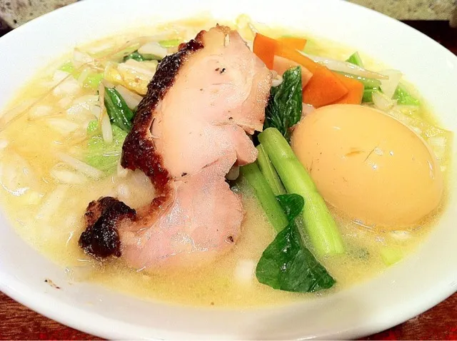 鶏そばに、野菜と味玉を追加。 #昼ごはん #昼飯 #ランチ #麺|Takashi H.さん