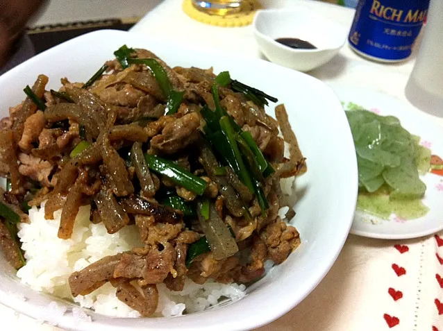 豚のミソソース丼と刺身こんにゃく|姫さん