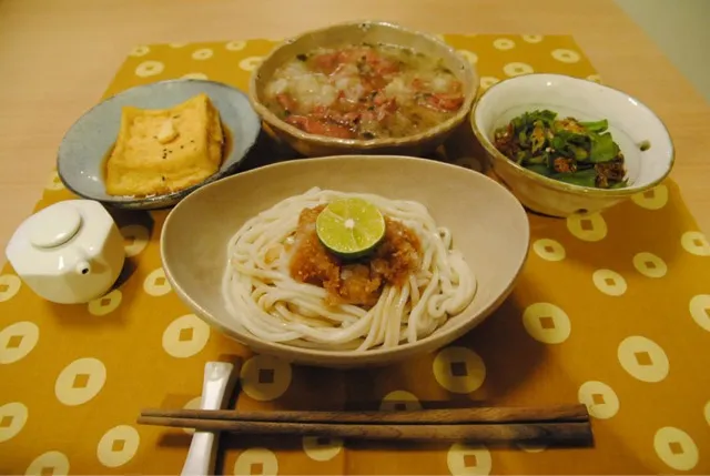 Snapdishの料理写真:かーちゃんのゆーはん！ すだち醤油ハチ☆太郎うどん、豚みぞれおろし、絹あげ豆腐、おくらピーマンおかか炒め。|いとなみさん