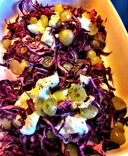 Snapdishの料理写真:rodekoolsalade met druiven en ricotta|Rene Onstenkさん