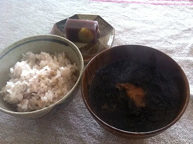 梅干、がごめ昆布、あぶった海苔にお湯を落とした簡単な汁物、ご飯、栗羊羹 #asagohan|s_bosatsuさん