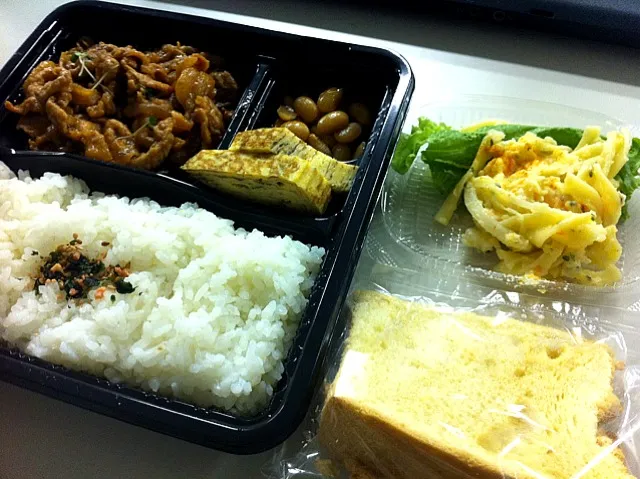 Snapdishの料理写真:近所で売ってるお弁当。メインのお弁当、数種類のサラダor煮物、デザートorお茶orスープをそれぞれ選んで組み合わせ。|liccaさん