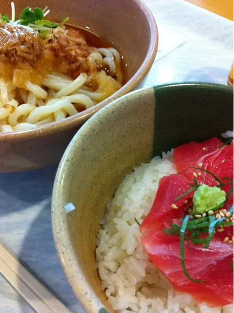 鉄火丼とおろしうどんのセットで。いつもの学食にて。相変わらずメインのほうが小さい。|yxxtsさん