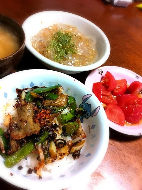 食べるラー油焼肉丼、ところてん、トマト、お味噌汁|kunikiさん