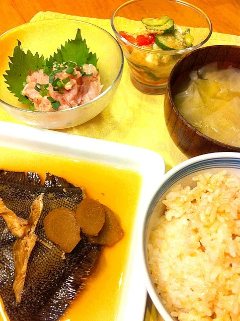 夕飯 カレイの煮付け、ネギトロ、叩き長芋と野菜の梅醤油和え、お味噌汁、玄米|よ〜んさん